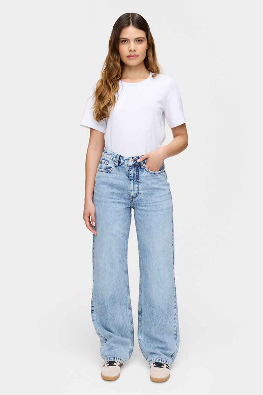 The Relaxed Straight Jean